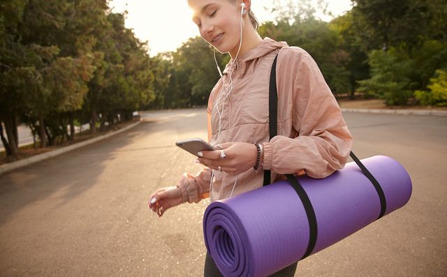 ヨガの花輪のポーズとは 5つの効果と正しいやり方を徹底解説 Yoganess ヨガネス