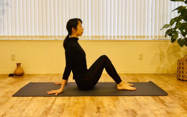 ヨガで腹筋を割ろう 初心者でもできる腹筋を動かすヨガポーズ5選 Yoganess ヨガネス